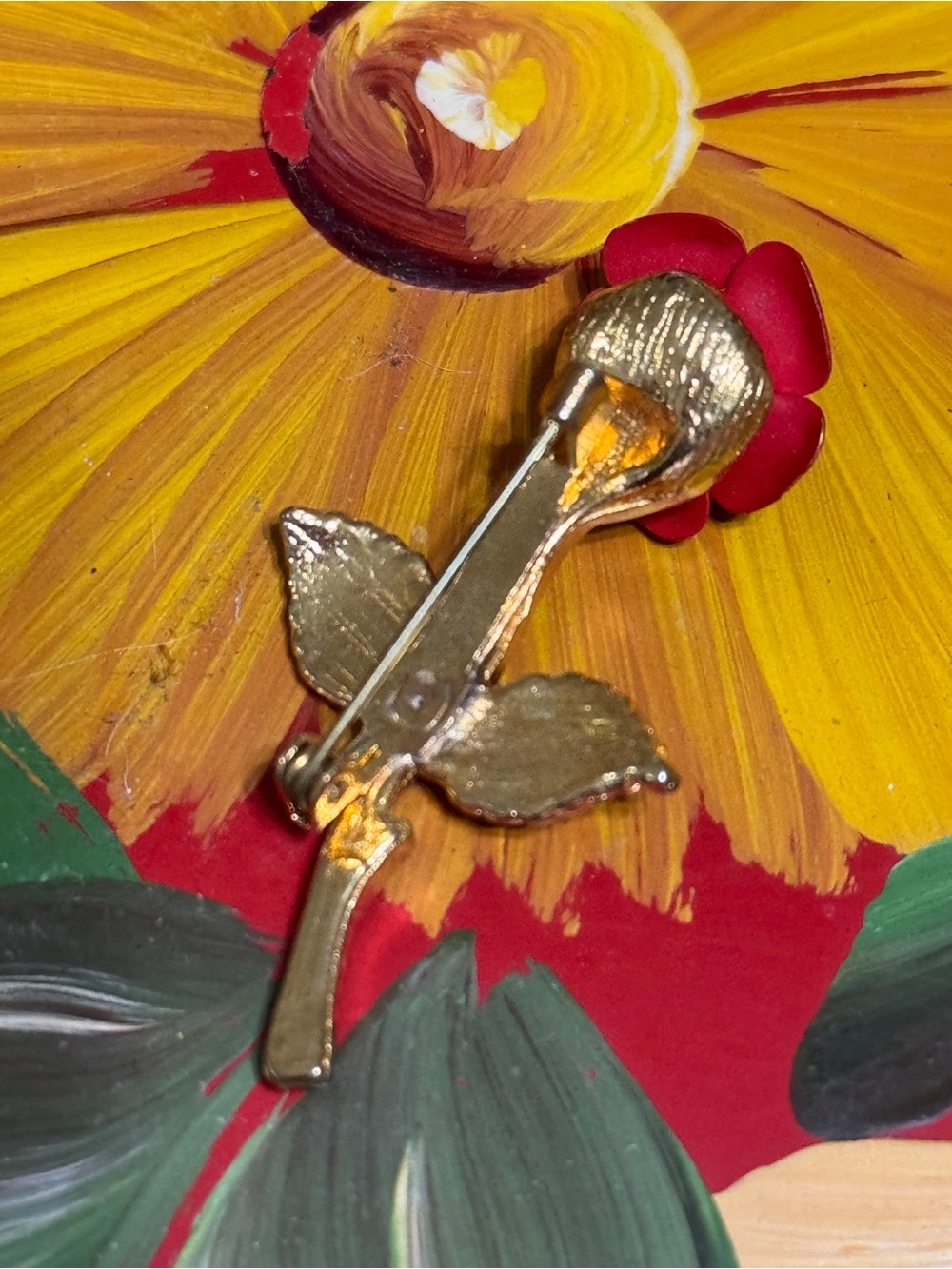 Vintage 1980s Red Painted Metal Rose Pin Brooch Gold Stem Leaves - Picture 3 of 3